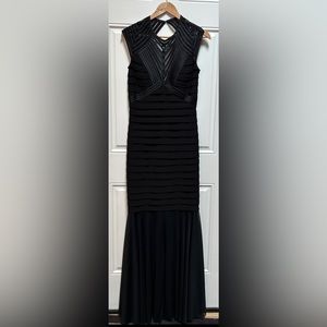 Betsy & Adam Back fitted (stretch material!) long dress, pleated with mesh